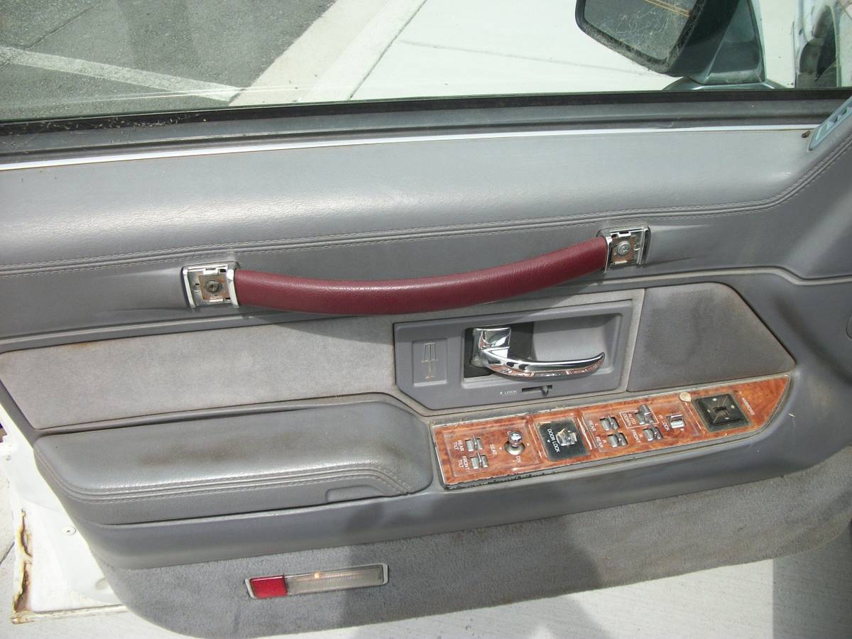 Lincoln-town-car-1993-9