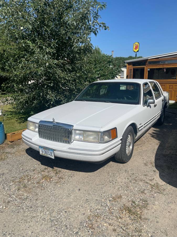 Lincoln-town-car-1993-white-1