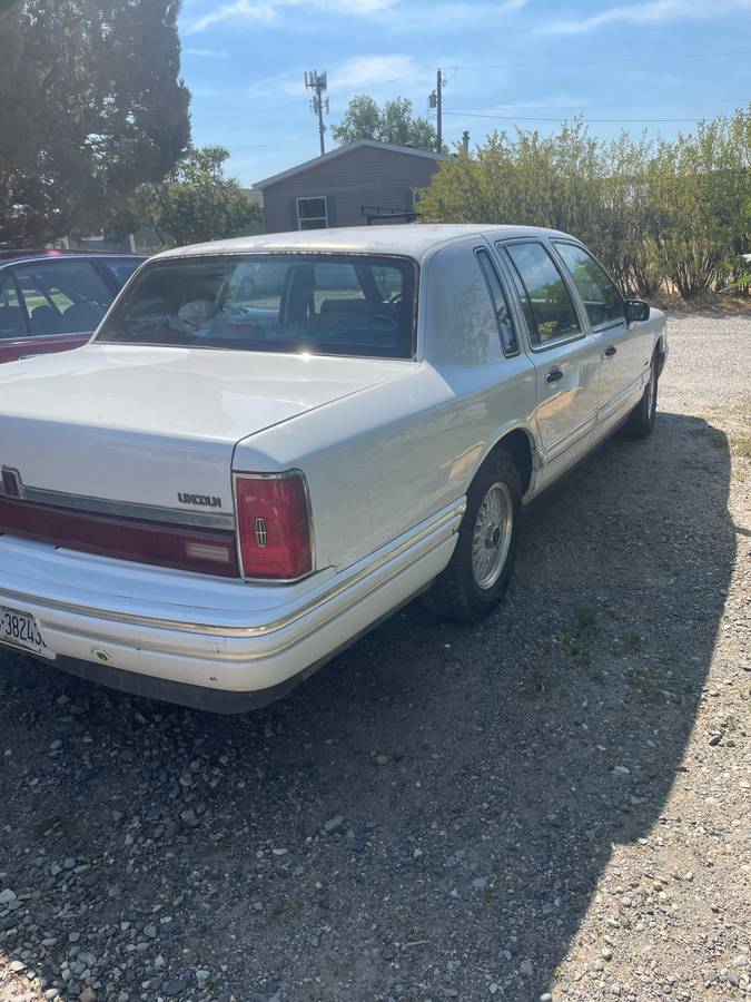 Lincoln-town-car-1993-white