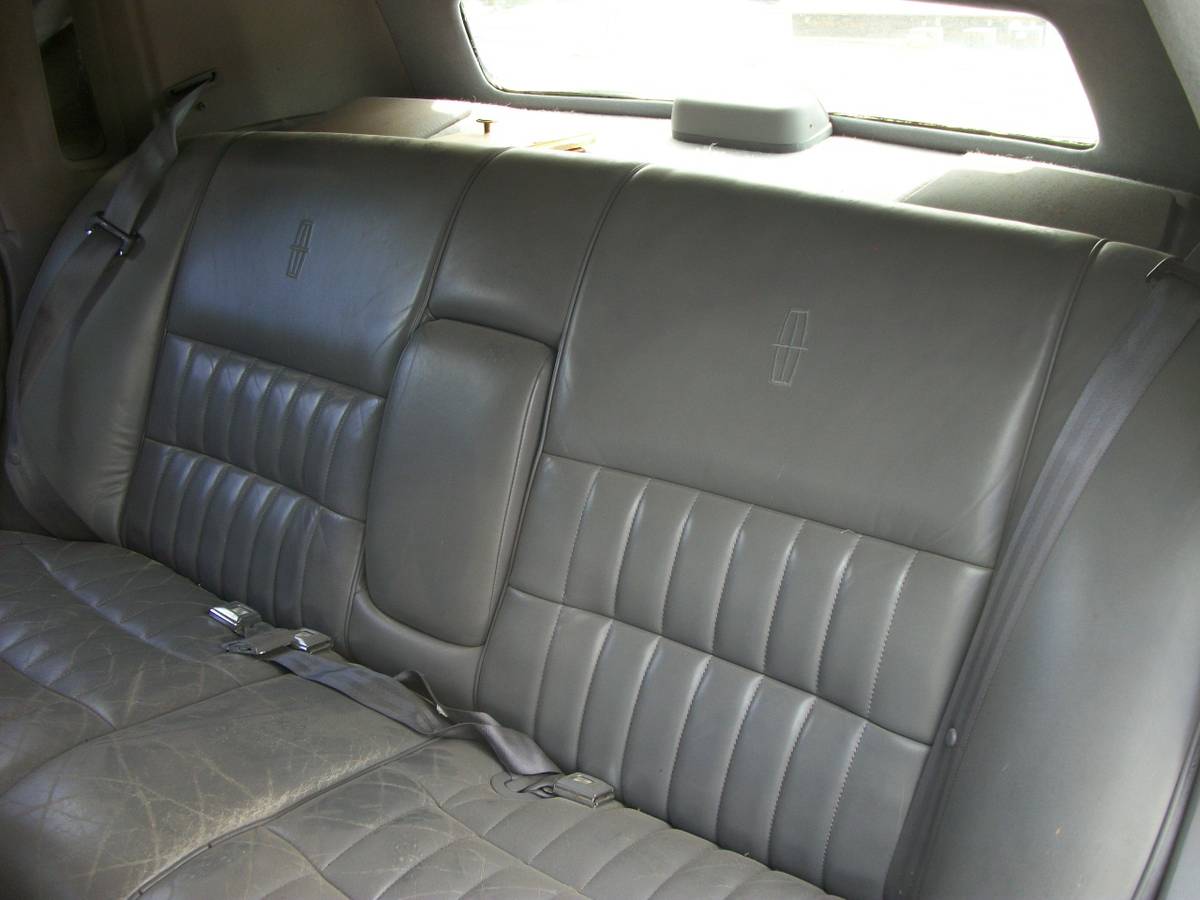 Lincoln-town-car-1993