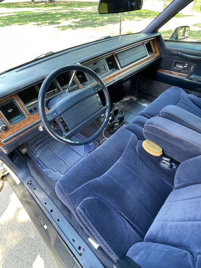 Lincoln-town-car-1994-3