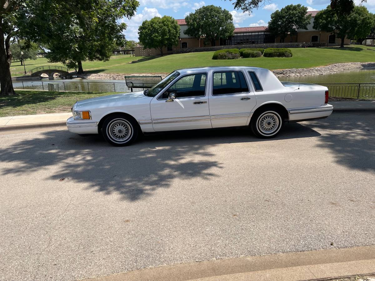 Lincoln-town-car-1994-8
