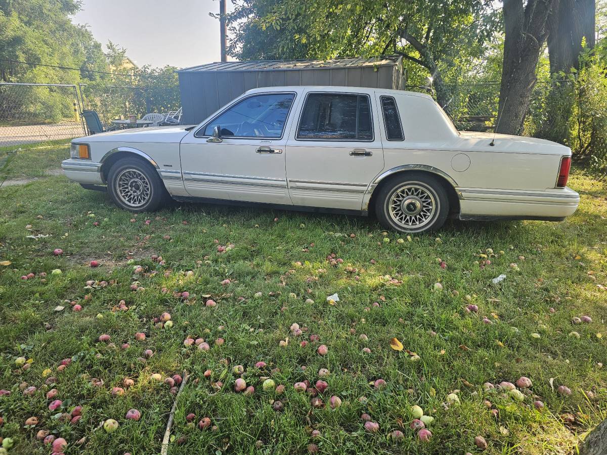 Lincoln-town-car-1994-white-1