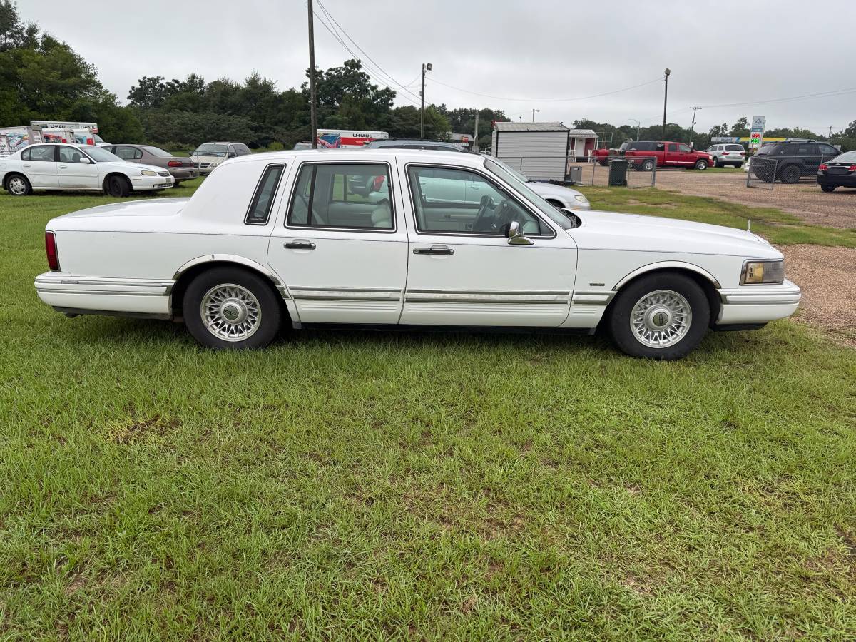 Lincoln-town-car-1994-white-1