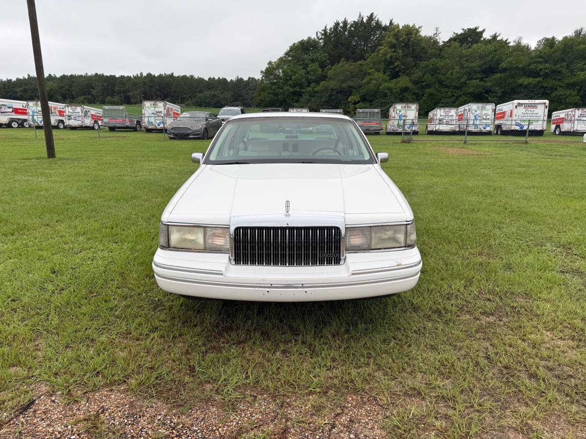 Lincoln-town-car-1994-white-11