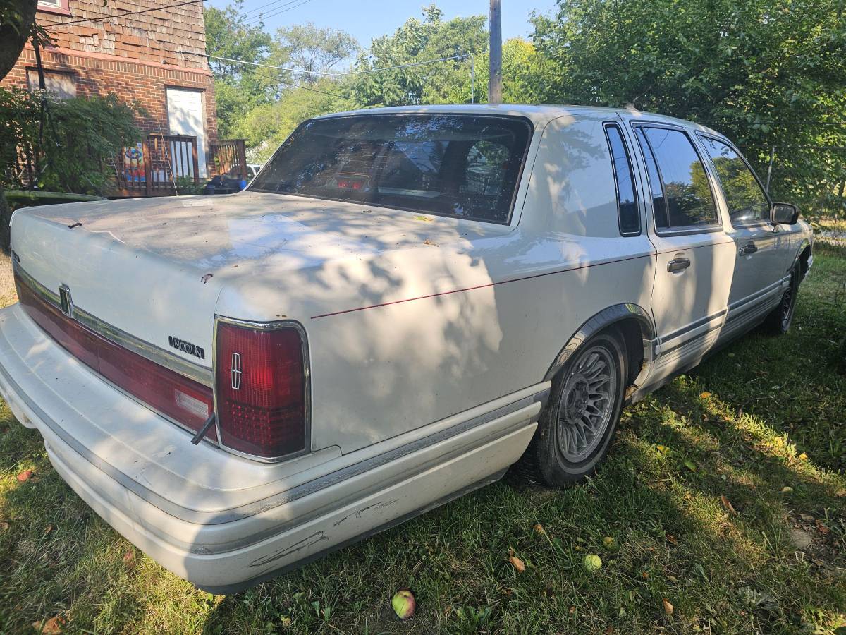 Lincoln-town-car-1994-white-2