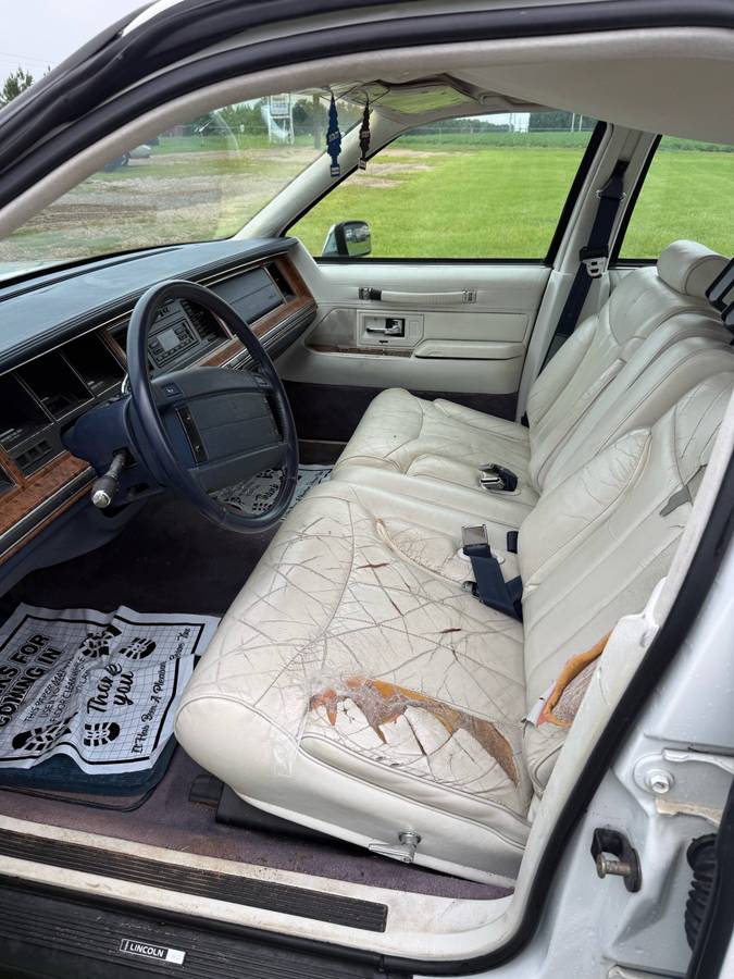 Lincoln-town-car-1994-white-2