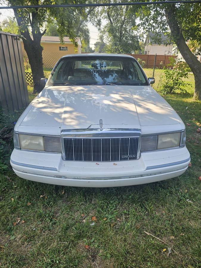 Lincoln-town-car-1994-white-3
