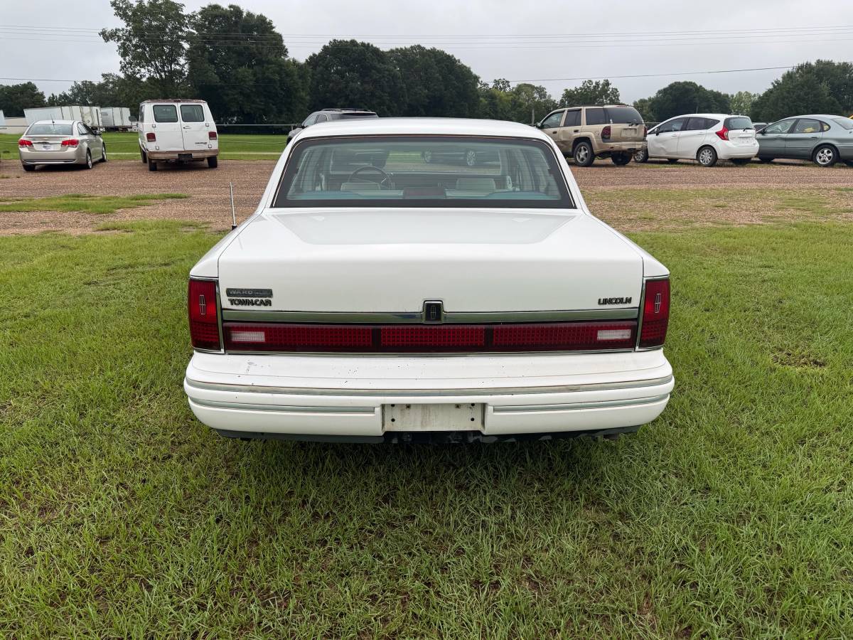 Lincoln-town-car-1994-white-3
