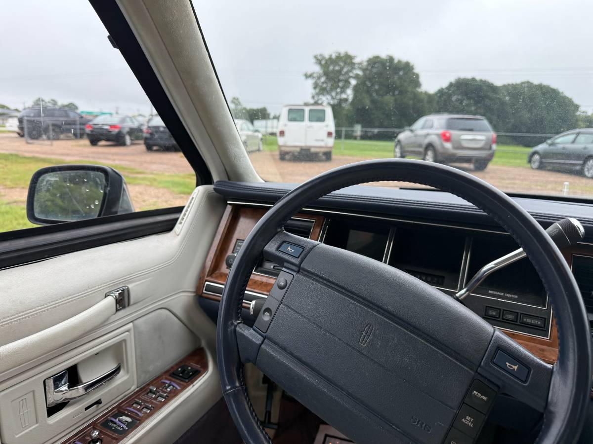 Lincoln-town-car-1994-white-4