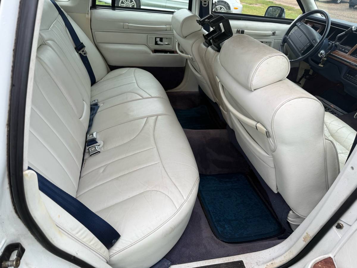 Lincoln-town-car-1994-white-8