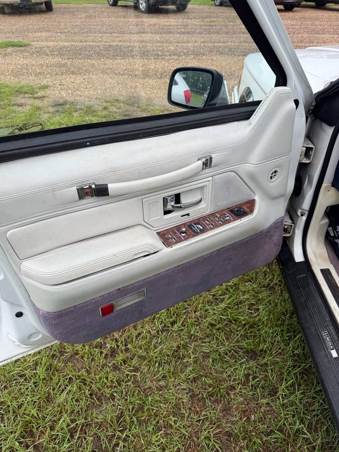 Lincoln-town-car-1994-white-9