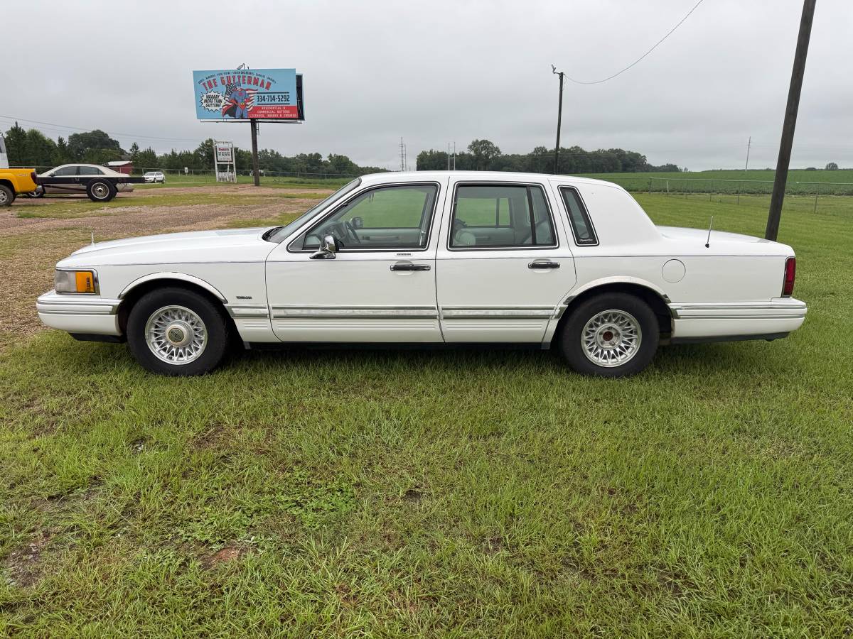 Lincoln-town-car-1994-white