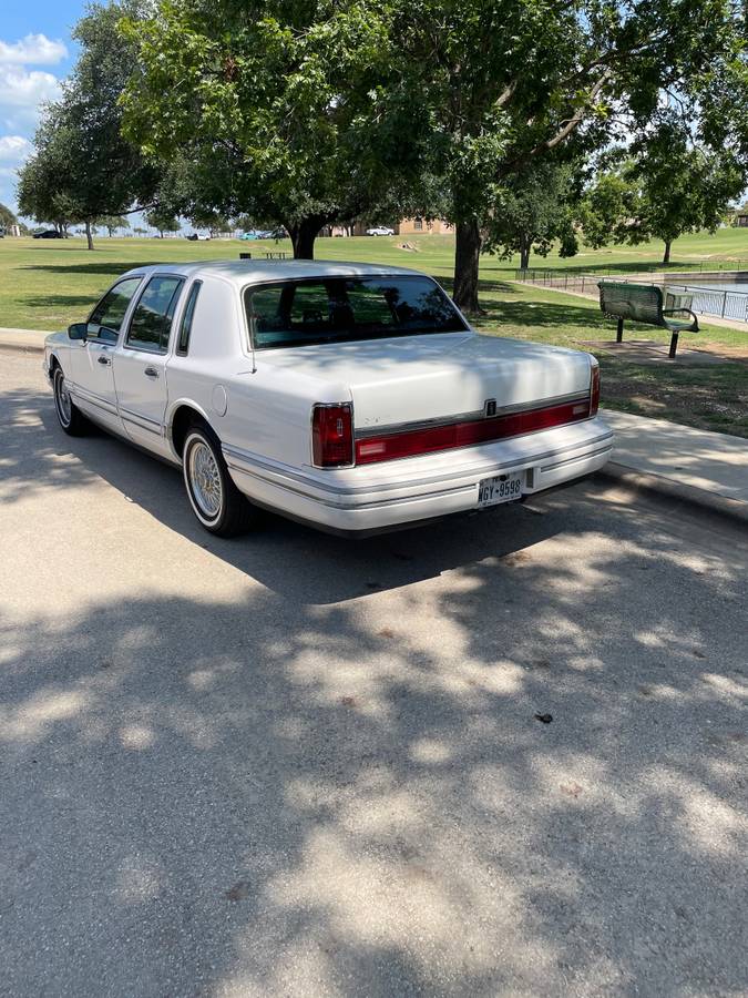 Lincoln-town-car-1994