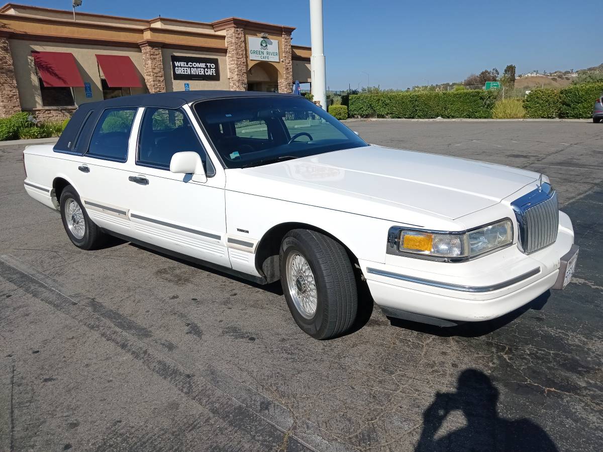 Lincoln-town-car-1995-1