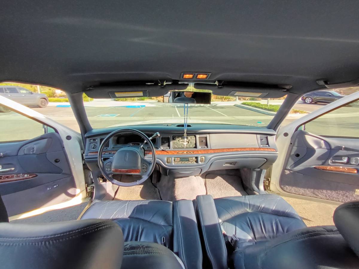 Lincoln-town-car-1995-15