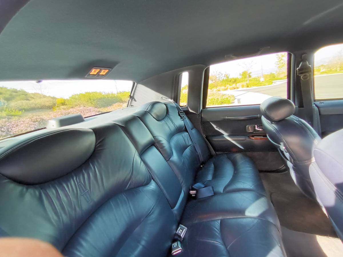 Lincoln-town-car-1995-17