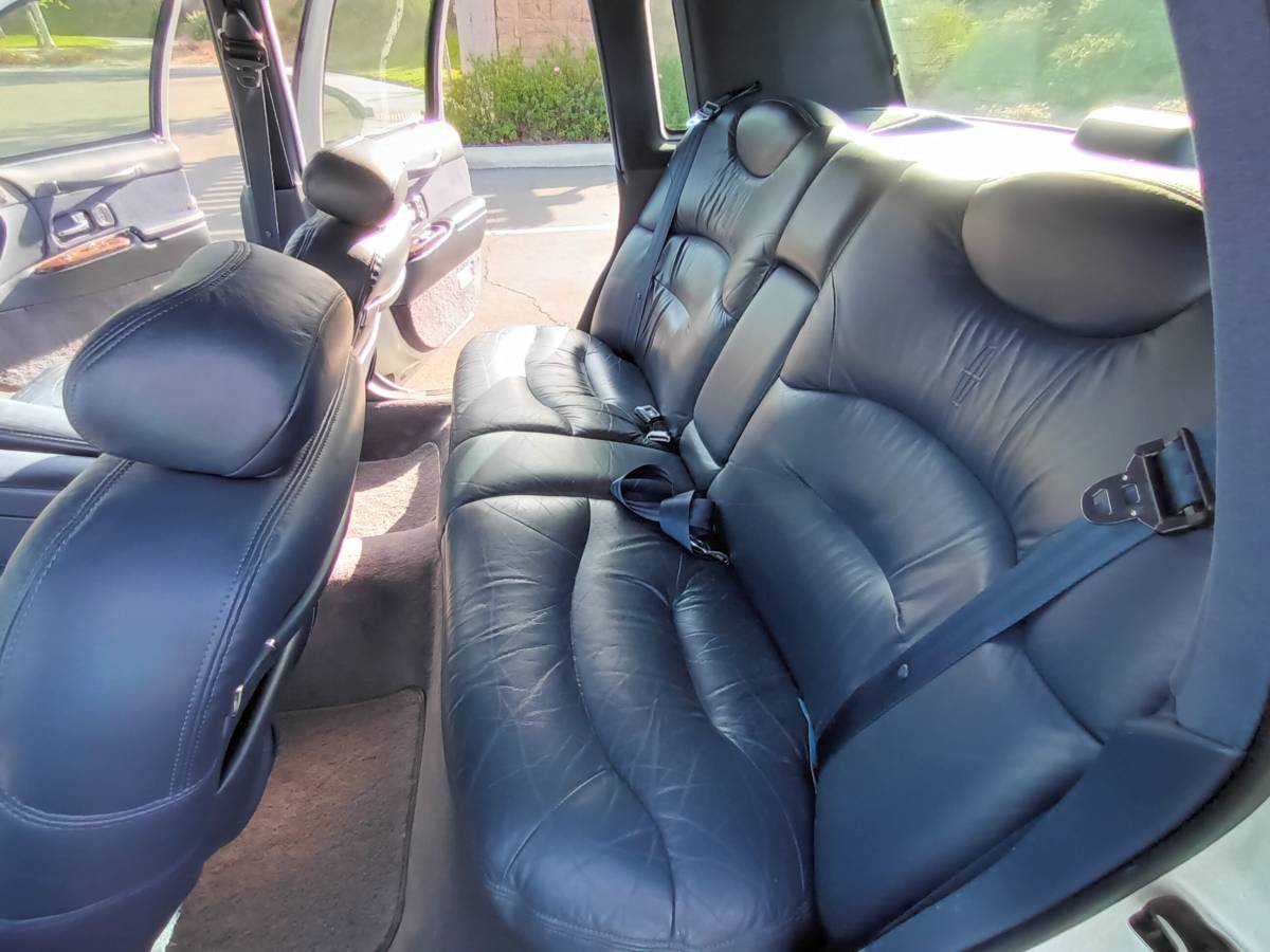 Lincoln-town-car-1995-18