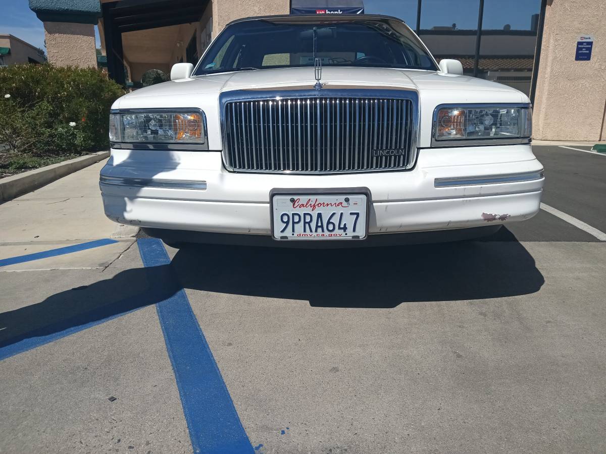 Lincoln-town-car-1995-19