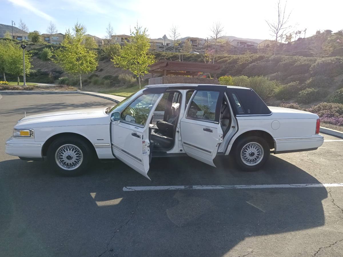 Lincoln-town-car-1995-20