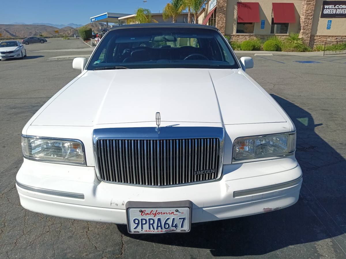 Lincoln-town-car-1995-3