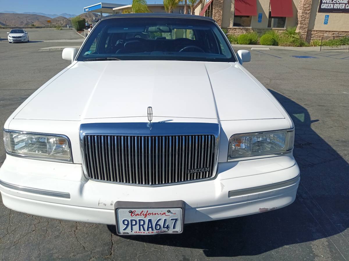 Lincoln-town-car-1995-4