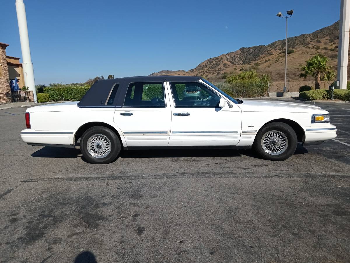 Lincoln-town-car-1995-6