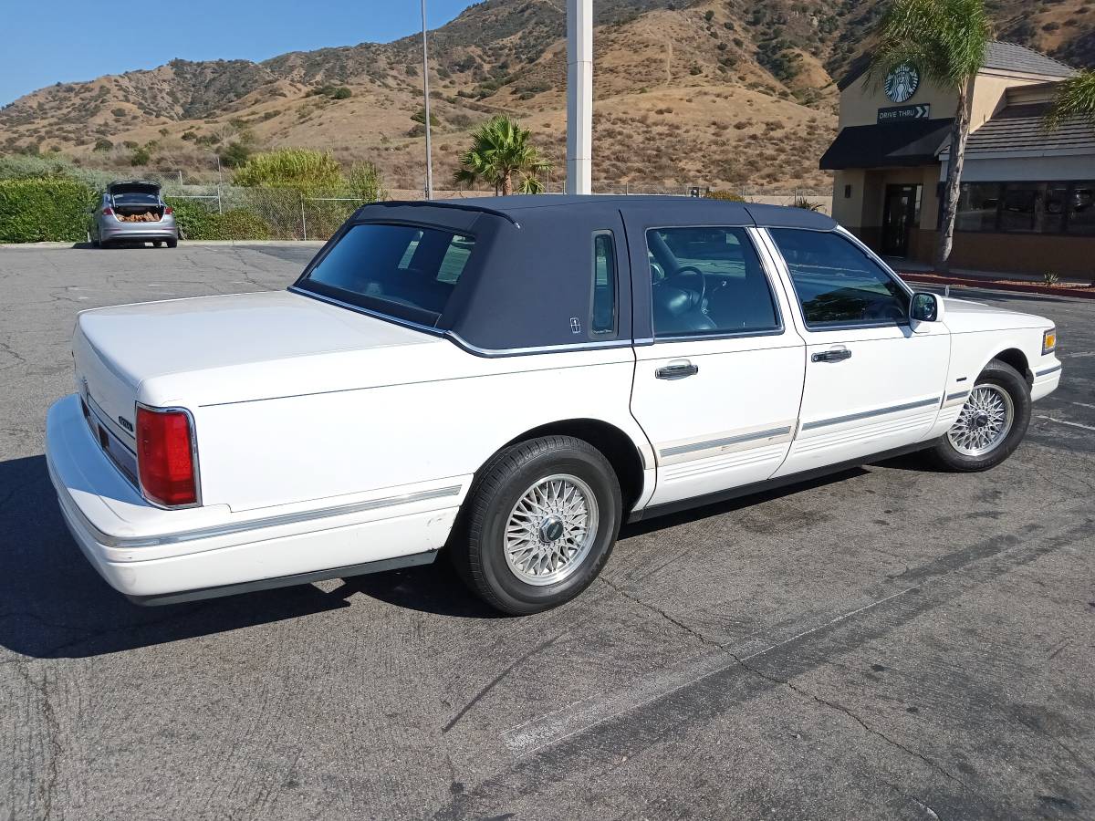 Lincoln-town-car-1995-7