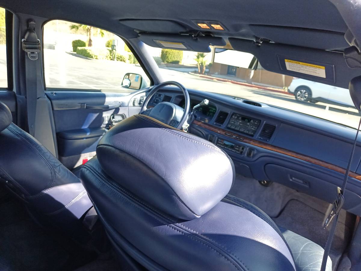 Lincoln-town-car-1995-9