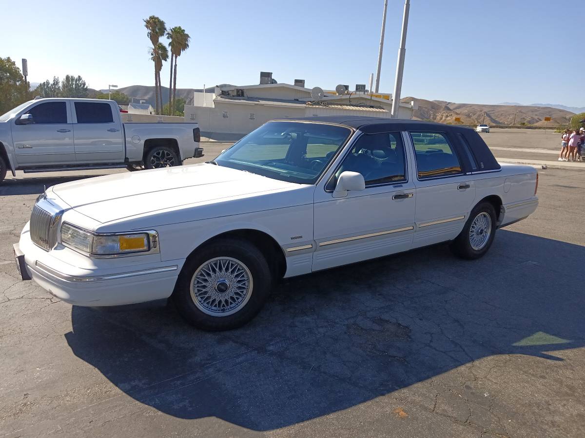 Lincoln-town-car-1995