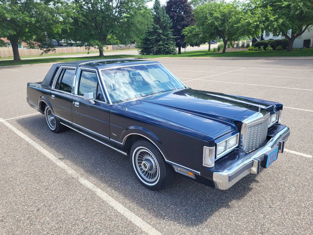 Lincoln-town-car-base-1987-blue-1
