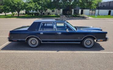 Lincoln-town-car-base-1987-blue-10