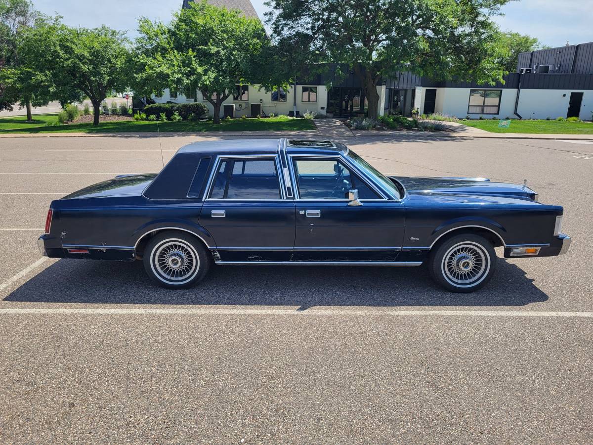Lincoln-town-car-base-1987-blue-10