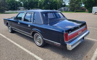 Lincoln-town-car-base-1987-blue-3