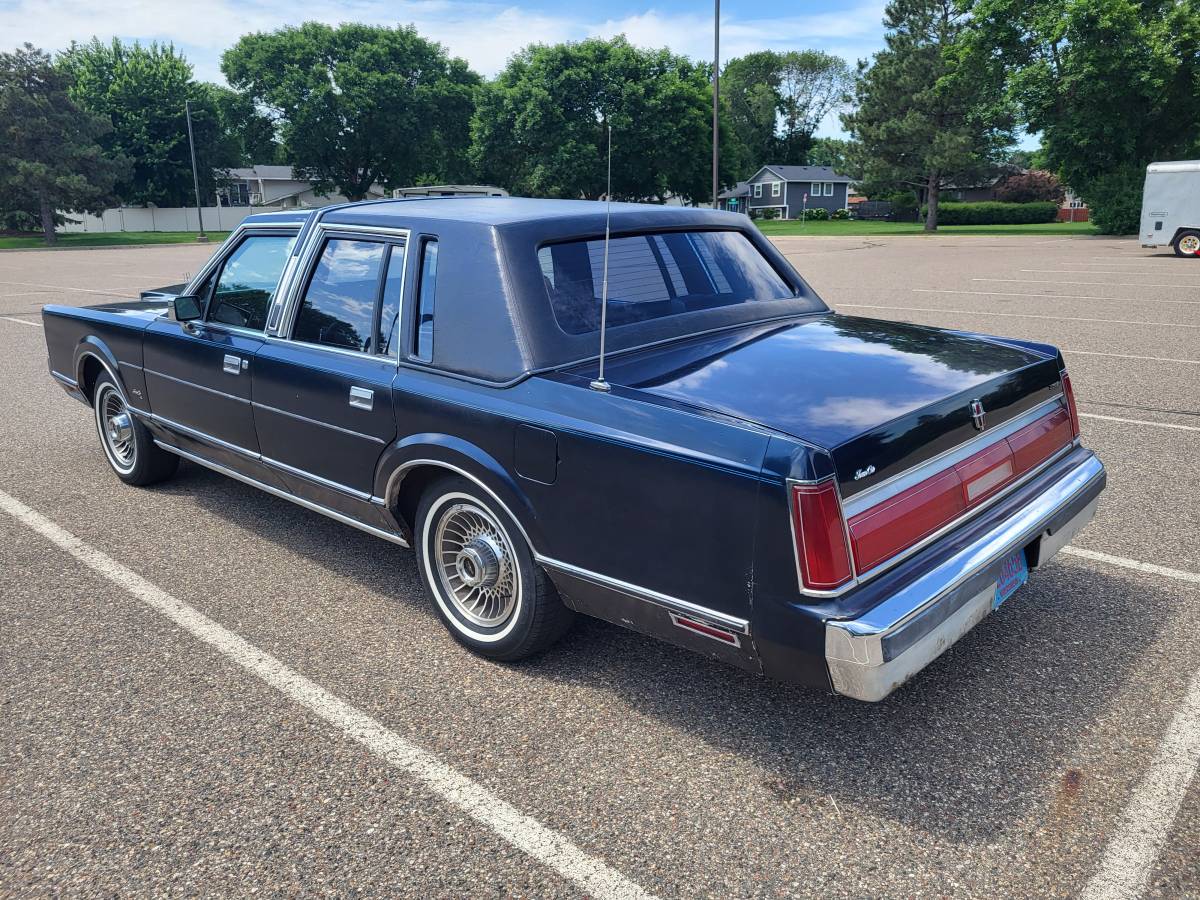 Lincoln-town-car-base-1987-blue-3