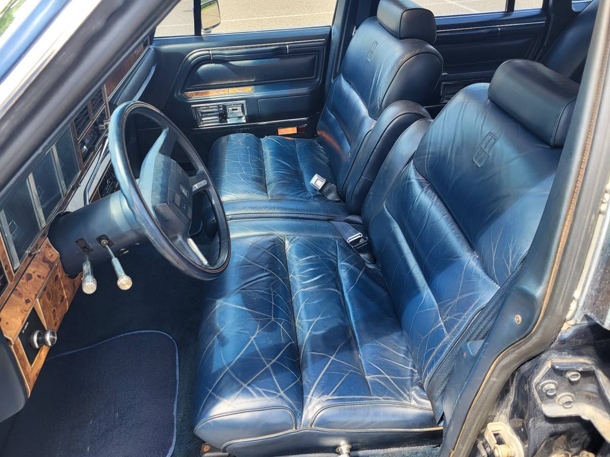Lincoln-town-car-base-1987-blue-5