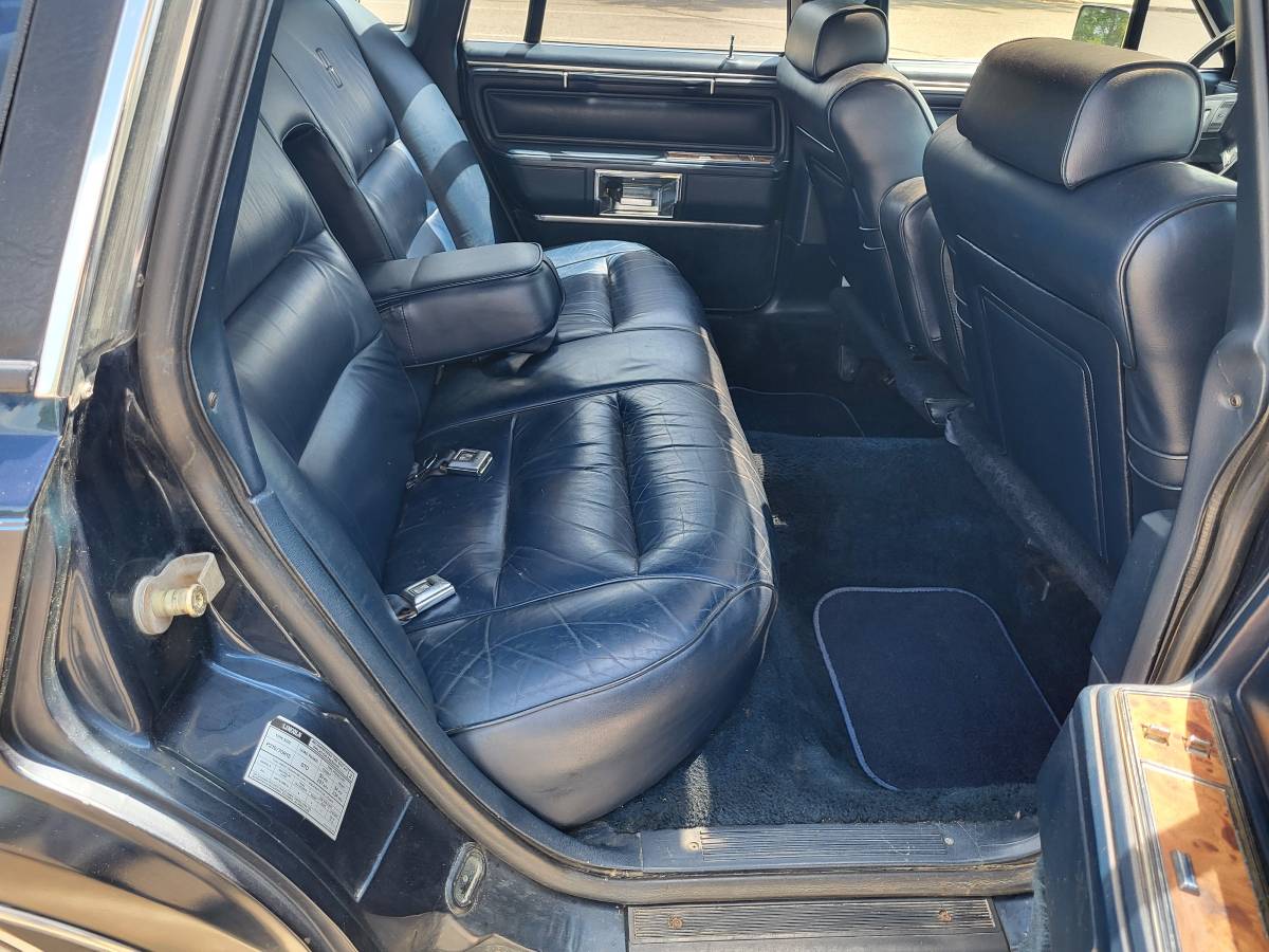 Lincoln-town-car-base-1987-blue-6