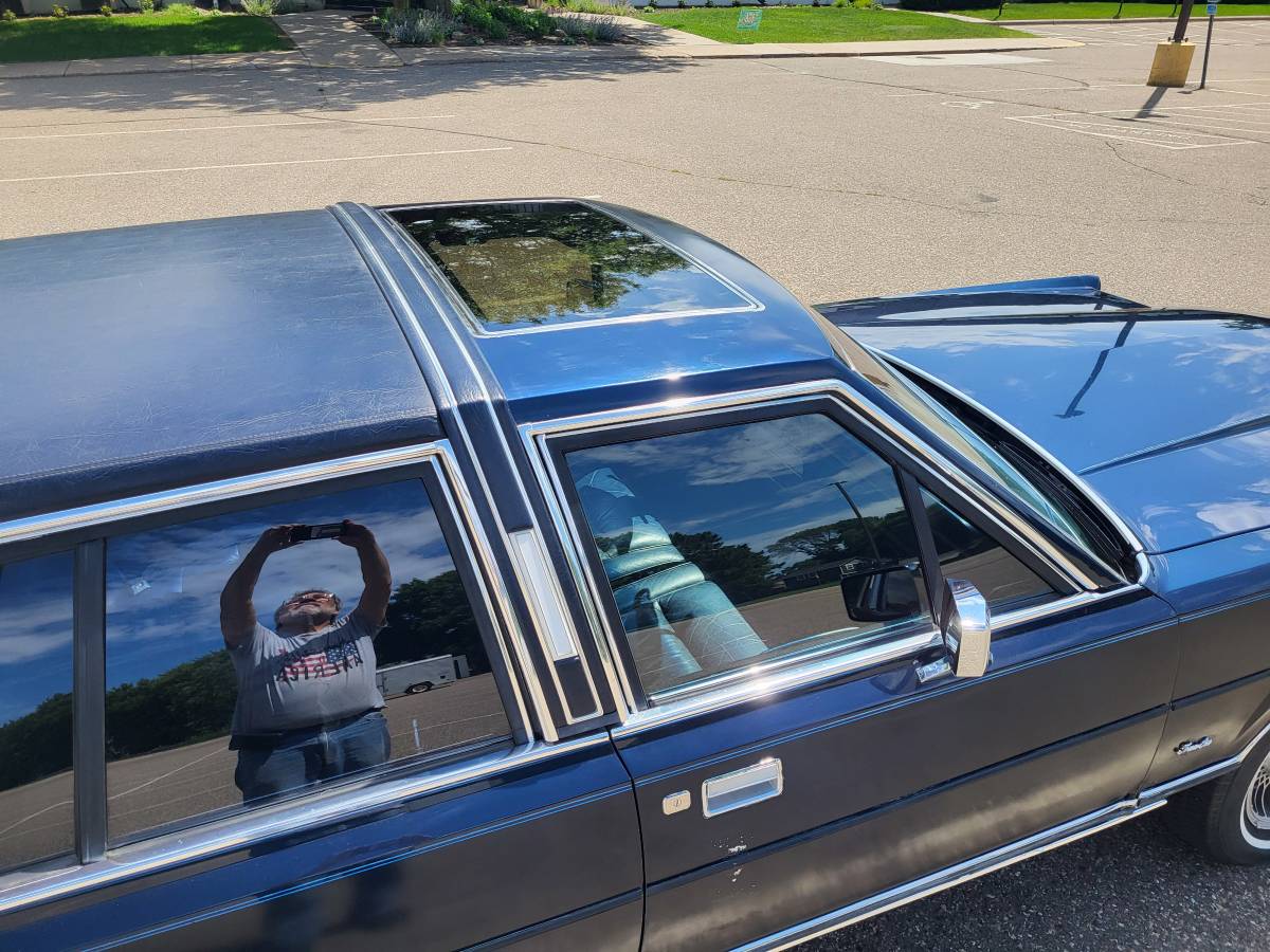 Lincoln-town-car-base-1987-blue-8