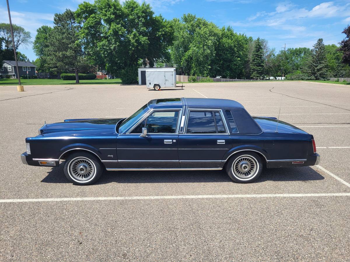 Lincoln-town-car-base-1987-blue-9