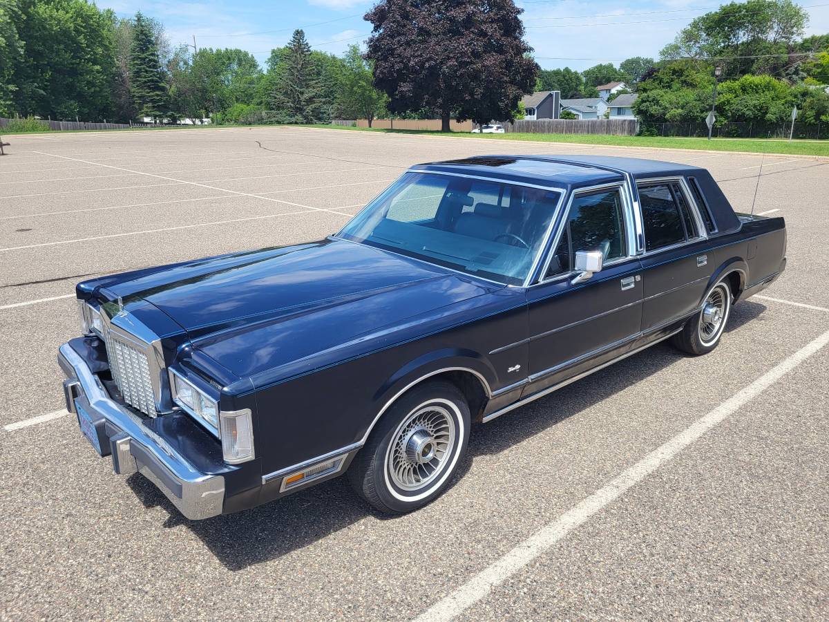 Lincoln-town-car-base-1987-blue