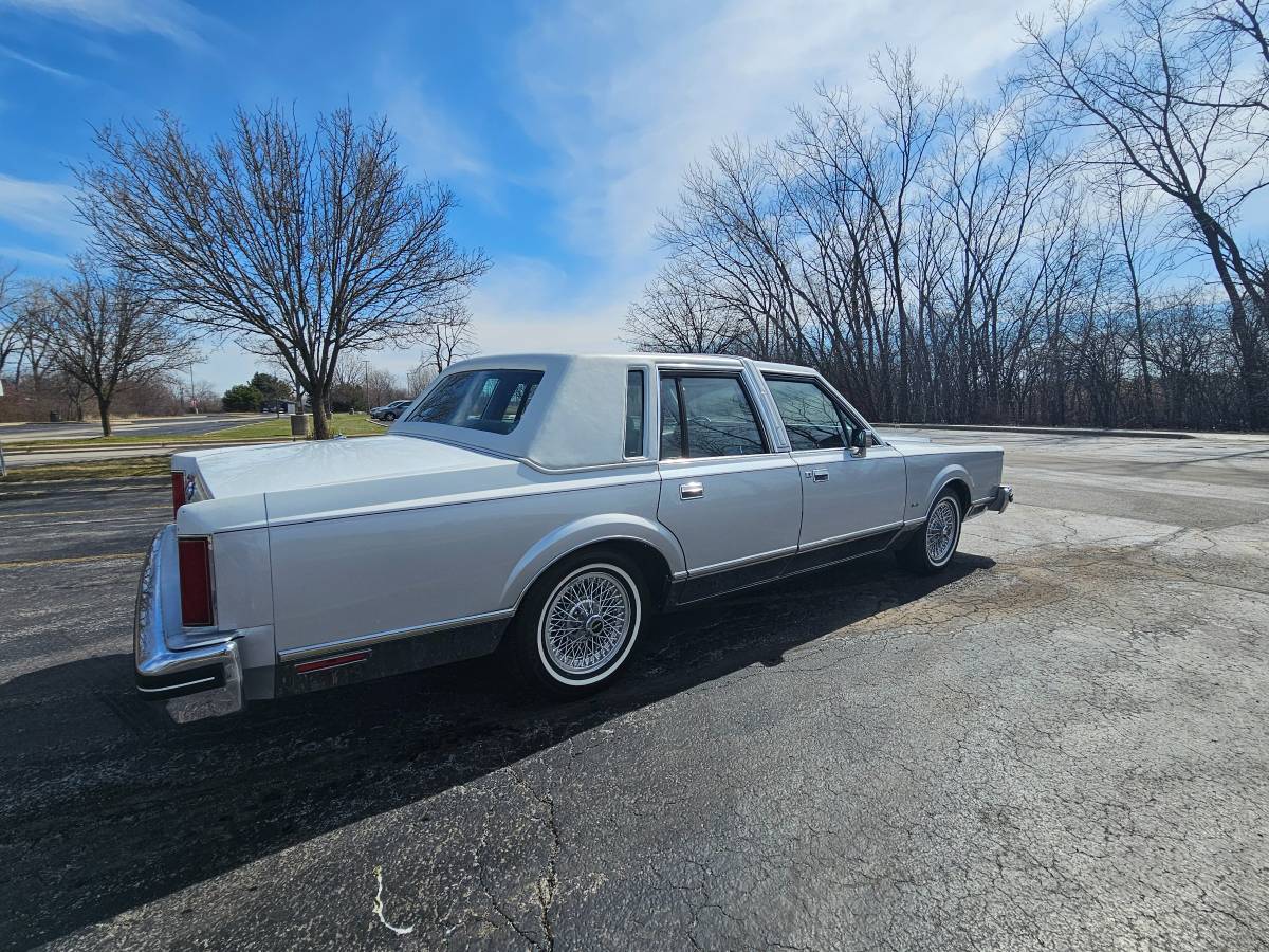 Lincoln-town-car-cartier-1984-2