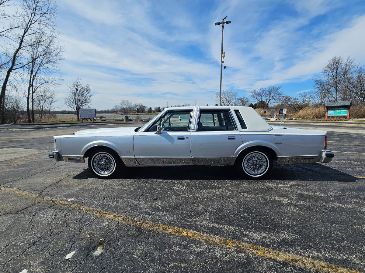 Lincoln-town-car-cartier-1984