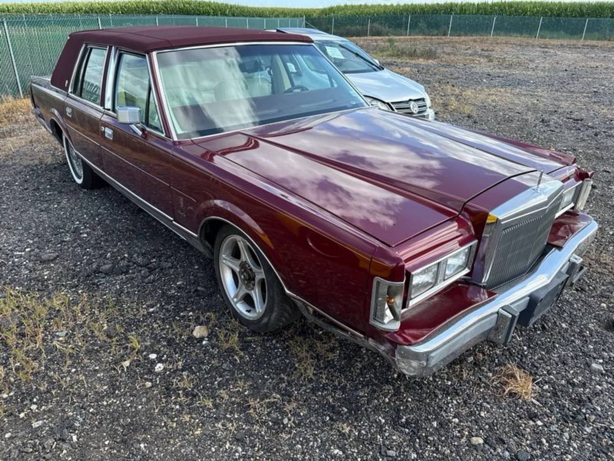 Lincoln-town-car-executive-1989-red-1