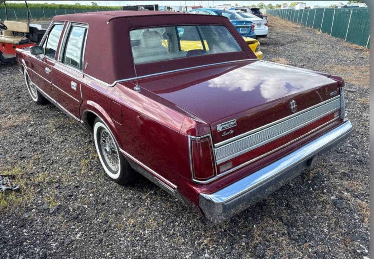 Lincoln-town-car-executive-1989-red-2