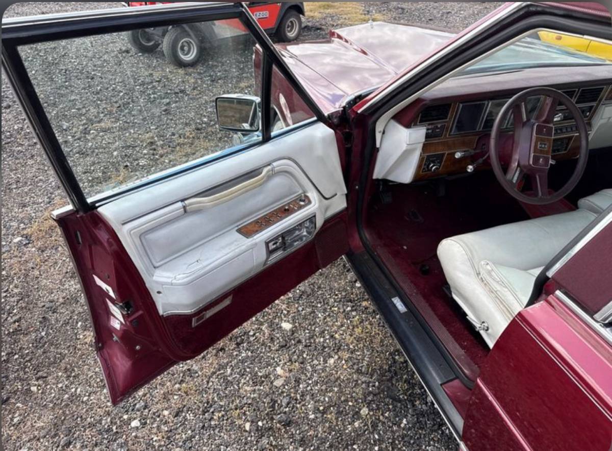 Lincoln-town-car-executive-1989-red-3
