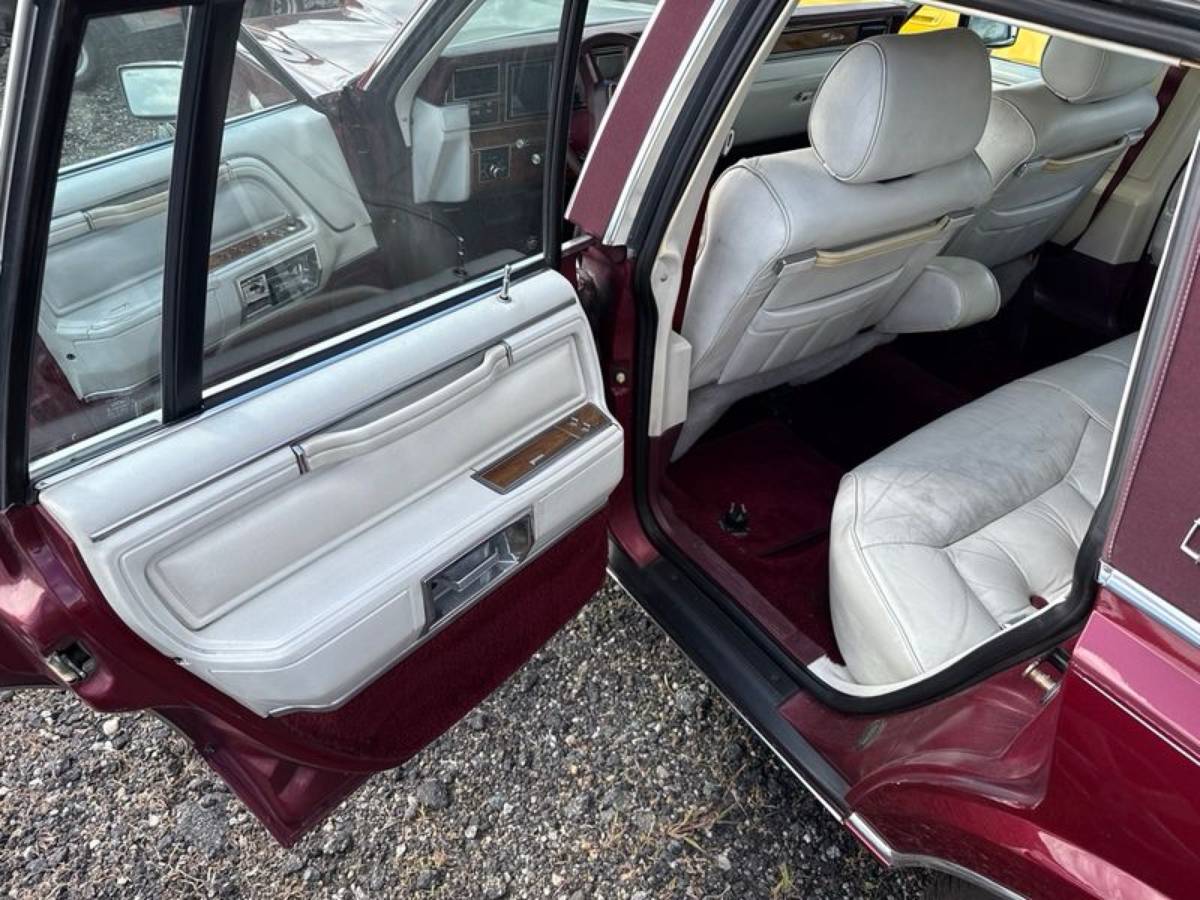 Lincoln-town-car-executive-1989-red-7
