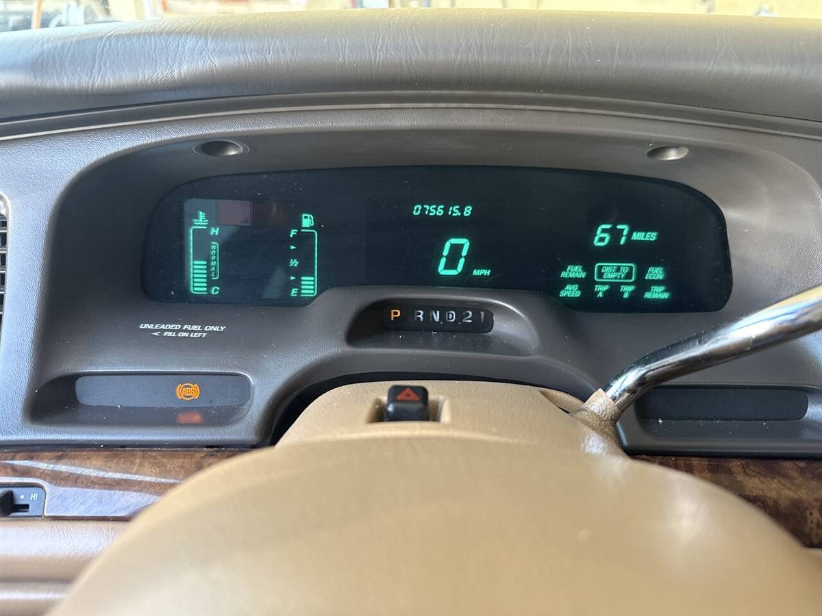 Lincoln-town-car-executive-1995-green-12