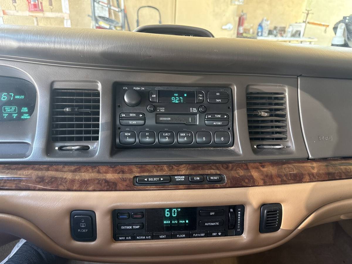 Lincoln-town-car-executive-1995-green-13