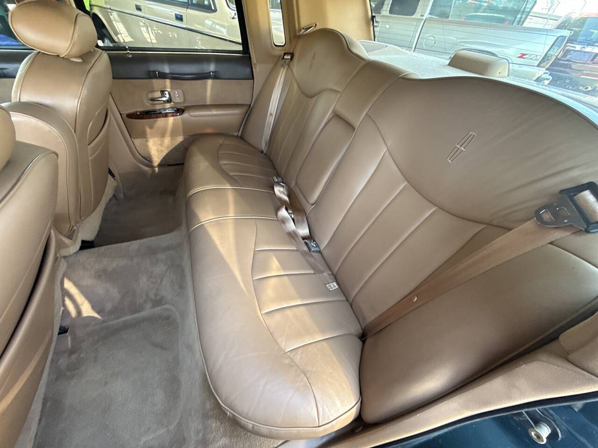 Lincoln-town-car-executive-1995-green-16