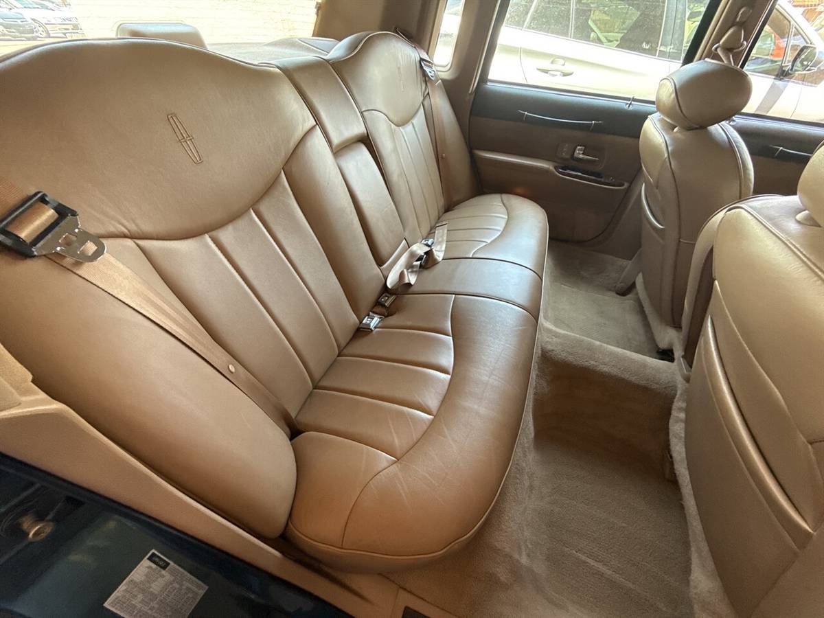 Lincoln-town-car-executive-1995-green-17